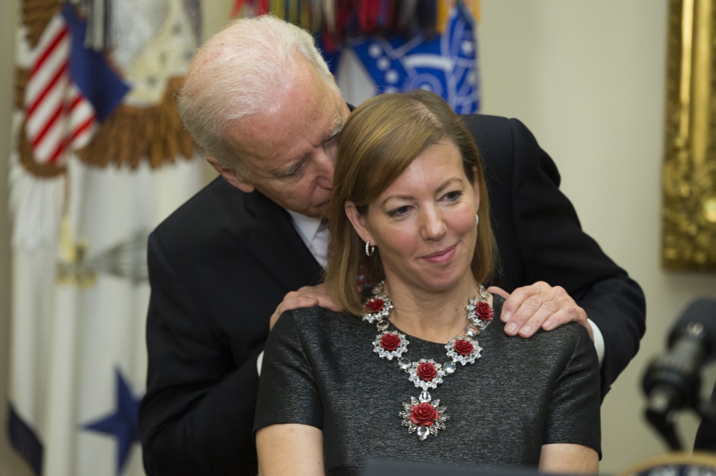 Biden, altro che gaffe: tocca impunemente le donne e sussura frasi ambigue alle ragazzine